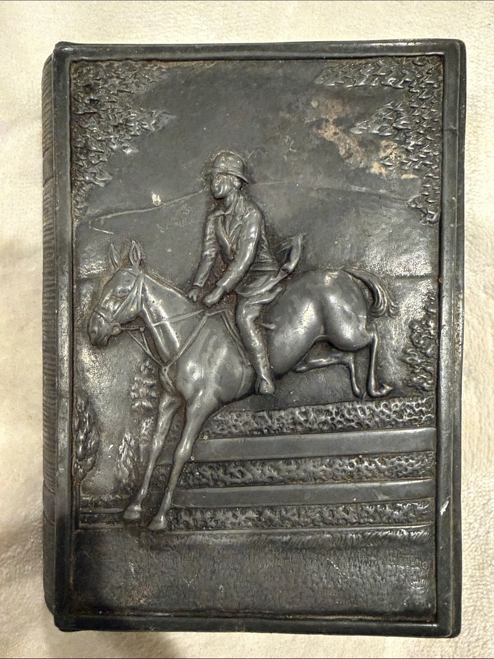 Vintage Jennings Brothers
Equestrian Horse Racing Metal
Box EXTREMELY RARE